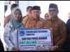 Bupati Kolaka Serahkan Bantuan Pupuk Organik Pada Kelompok Wanita Tani Program Kartu Tani Beramal