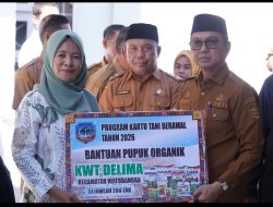 Bupati Kolaka Serahkan Bantuan Pupuk Organik Pada Kelompok Wanita Tani Program Kartu Tani Beramal