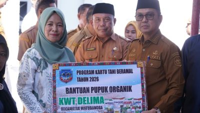 Bupati Kolaka Serahkan Bantuan Pupuk Organik Pada Kelompok Wanita Tani Program Kartu Tani Beramal