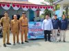 Dirut Perumda Aneka Usaha Kolaka Serahkan Bantuan Kendaraan Sampah pada Lurah Lamokato