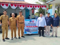 Dirut Perumda Aneka Usaha Kolaka Serahkan Bantuan Kendaraan Sampah pada Lurah Lamokato