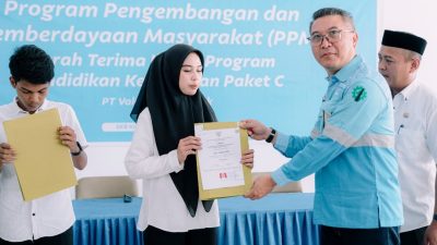 PT Vale Serahkan Ijazah Paket C bagi Masyarakat Pomalaa