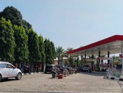 Antrean Pengisian BBM Pertalite Masih Tetap Berlangsung